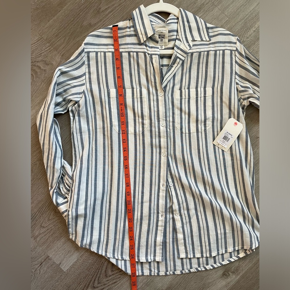 Billabong button up women’s shirt. New with tags. Size small. - Picture 5 of 6